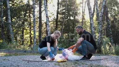 两名志愿者在离家不远的社区<strong>公园捡垃圾</strong>